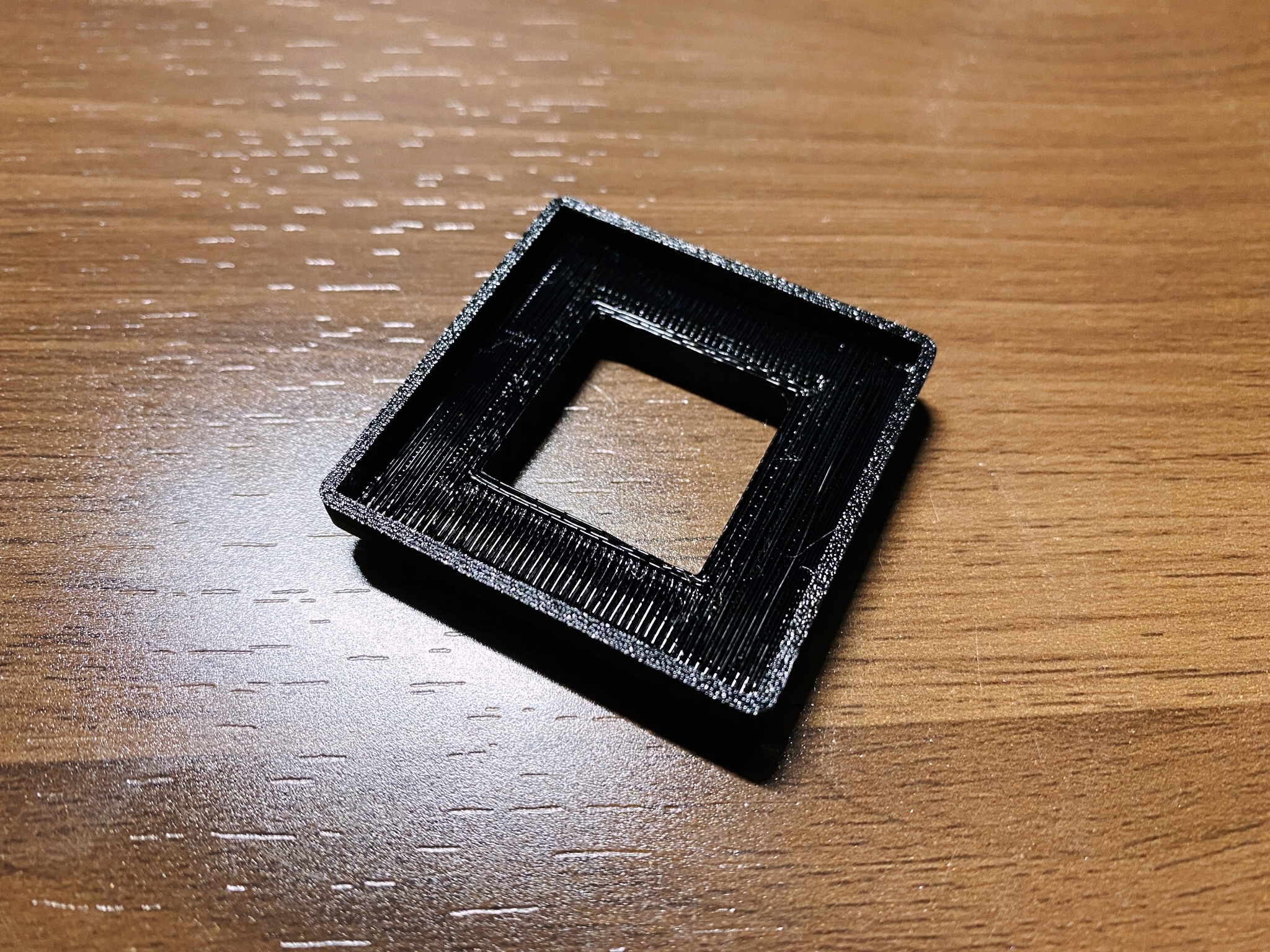 A 3D printed fan mount as a simple 40 mm slab with a 20 mm wall extruding from it